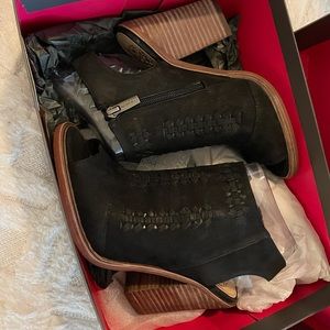 NIB Black Vince Camuto Katri Block Sandals